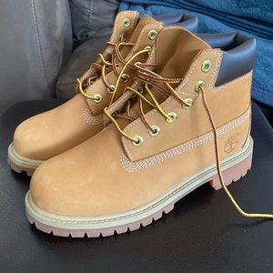 Boys Timberland boots Size 2 Preowned Like New